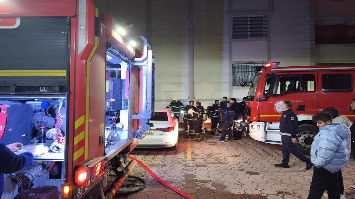 Şanlıurfa'da binanın girişinde çıkan yangın korkuttu