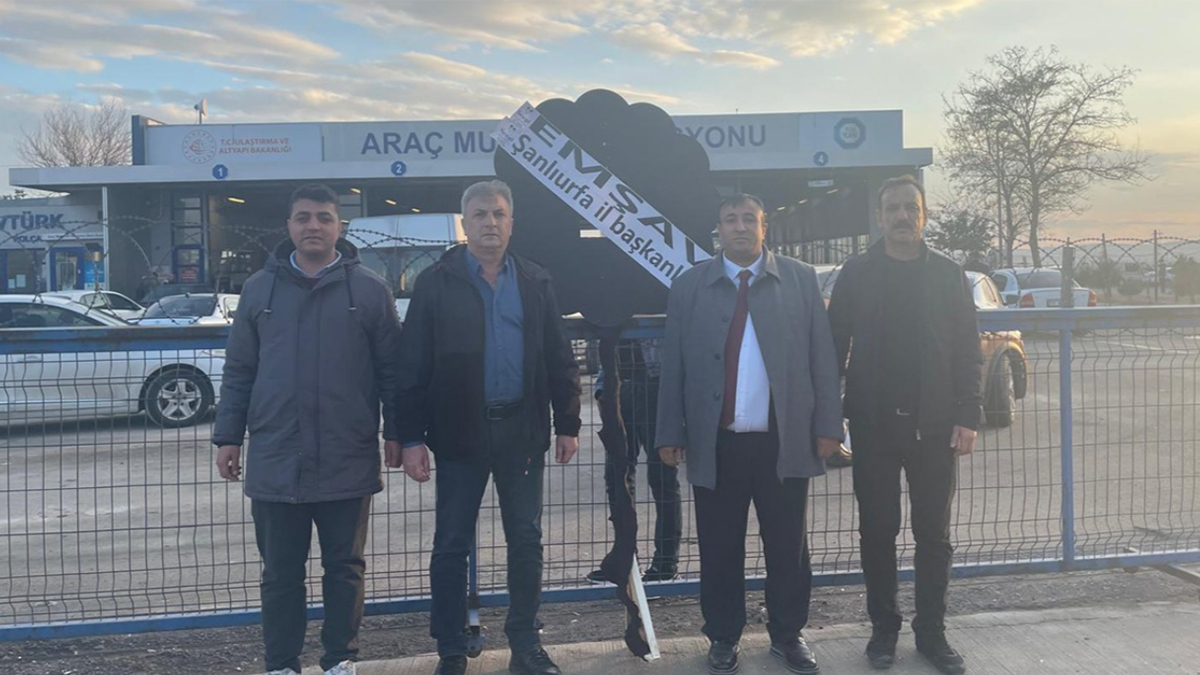 Şehit polis için Şanlıurfa’da istasyon önüne siyah çelenk bırakıldı