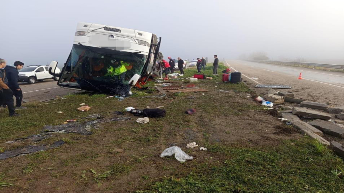 Bayram günü feci kaza! Yolcu otobüsü devrildi: Ölü ve yaralılar var