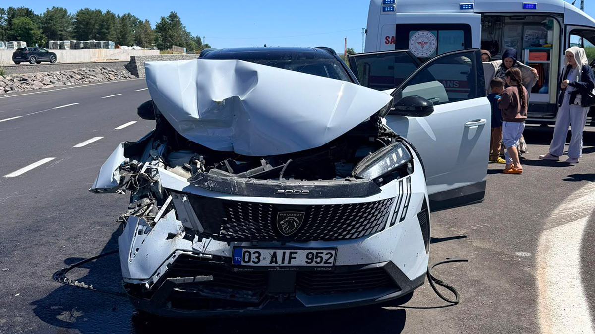 Şanlıurfa'da korkutan kaza: Aile yara almadan kurtuldu