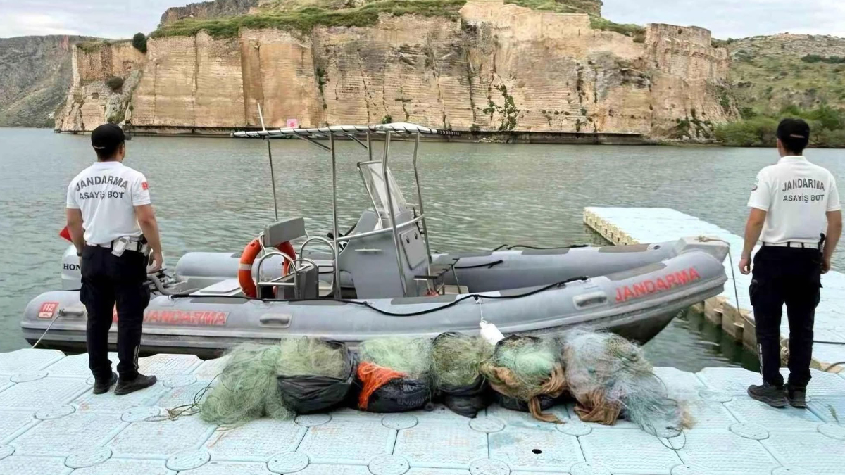 Fırat Nehri’nde kaçak avcılık operasyonu: 900 metrelik ağla yakalandılar