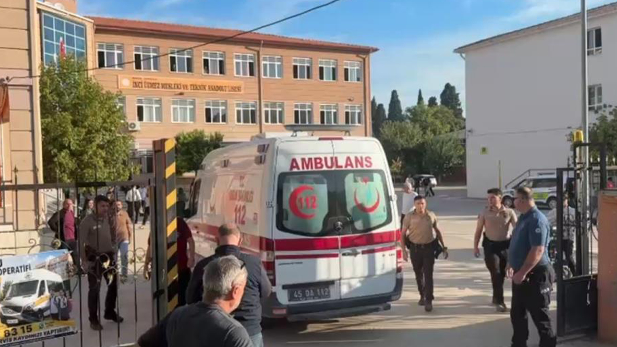 Manisa'da okul önünde silahlı saldırı: Yaralı öğrenciler var