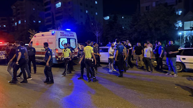 3 otomobilin karıştığı kaza sonrası kavga: Ortalık savaş alanına döndü
