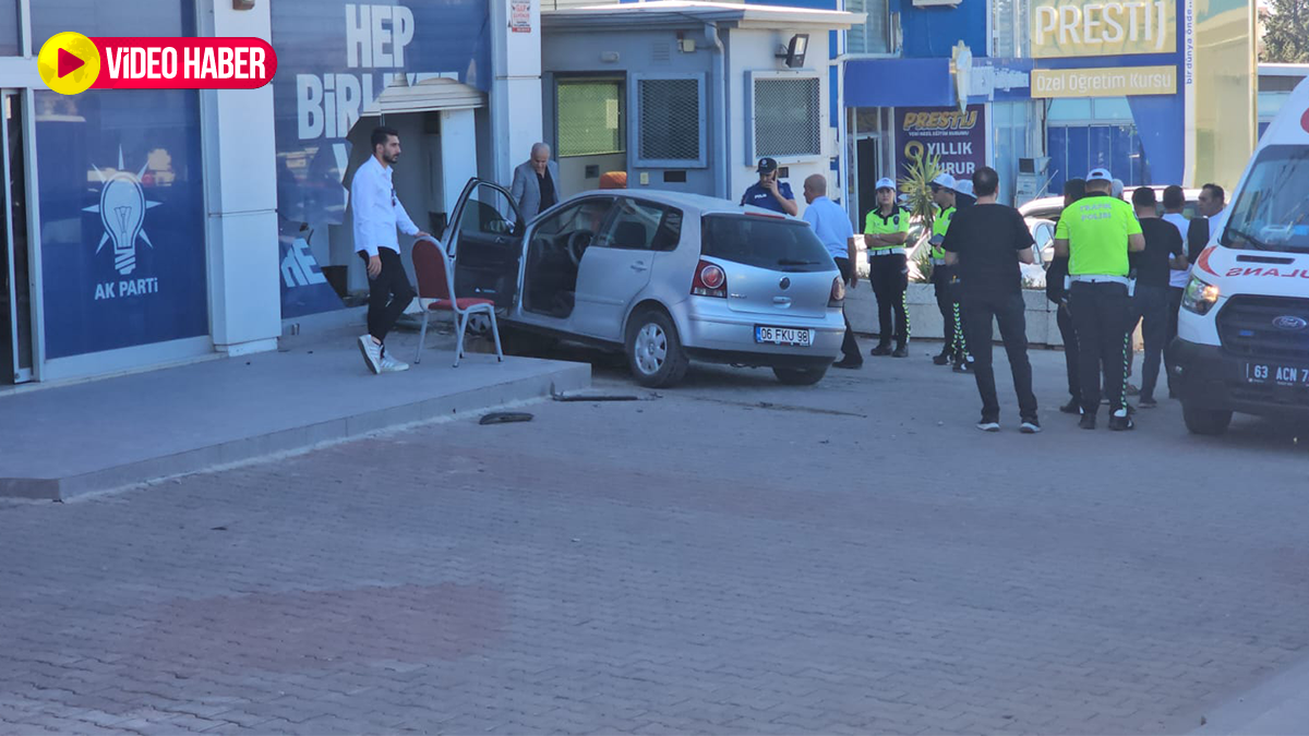 Şanlıurfa'da kontrolden çıkan araç AK Parti İl Başkanlığına çarptı: Yaralılar var