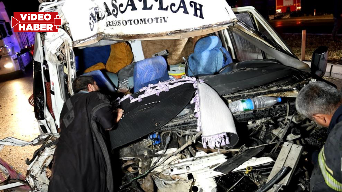 Şanlıurfalı tarım işçilerini taşıyan minibüs tıra çarptı: 12 kişi yaralandı