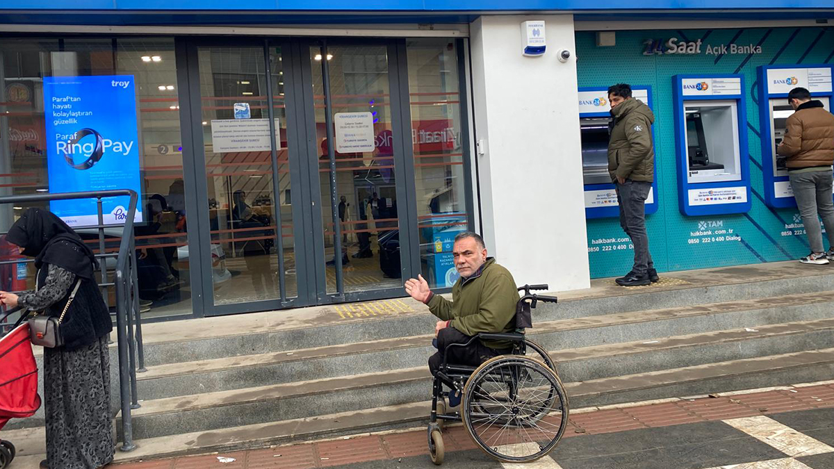Şanlıurfa'daki engelli vatandaşlar "rampa" savaşı veriyor!