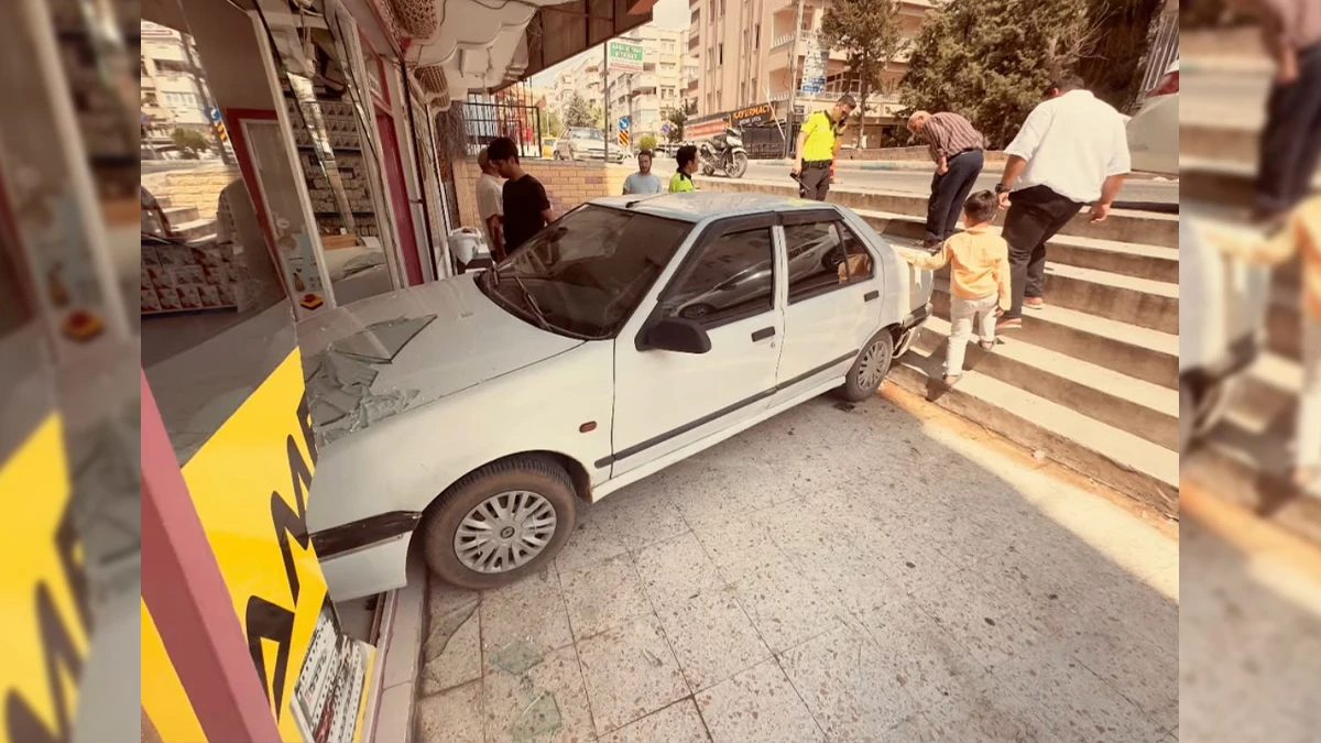 Şanlıurfa'da hızını alamayan araç dükkana daldı