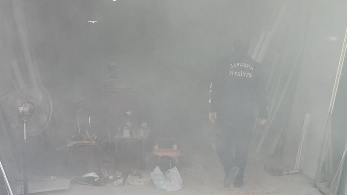 Şanlıurfa'da iş yeri alev aldı: Kara dumanlar korkuttu