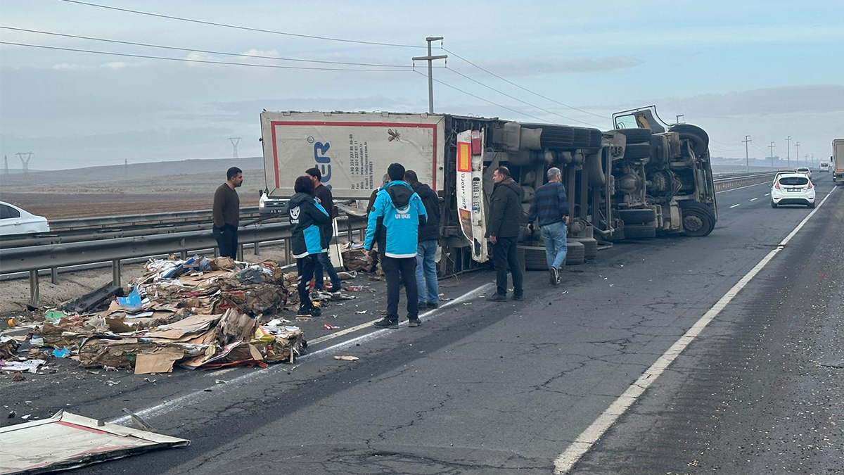 Şanlıurfa'da geri dönüşüm tırı devrildi: Onlarca atık yola saçıldı