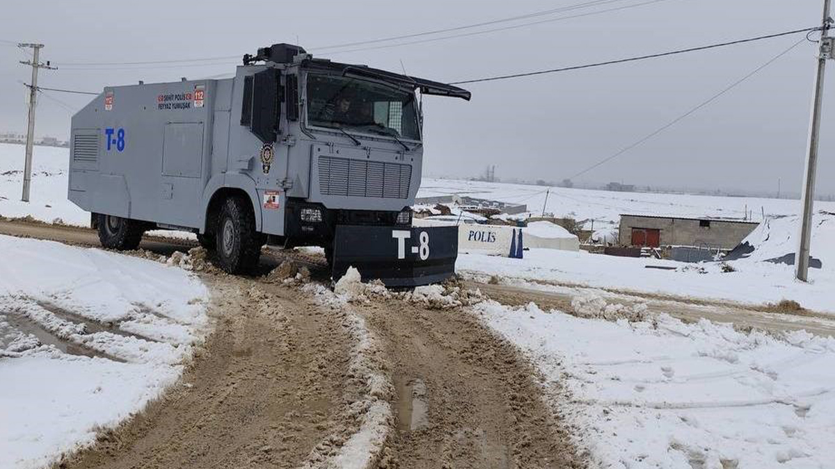 Şanlıurfa'da karla kaplı yolu bu kez TOMA açtı!