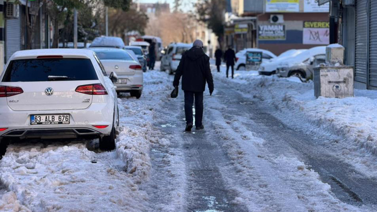Siverek'te buz ve kar hayatı durdurdu