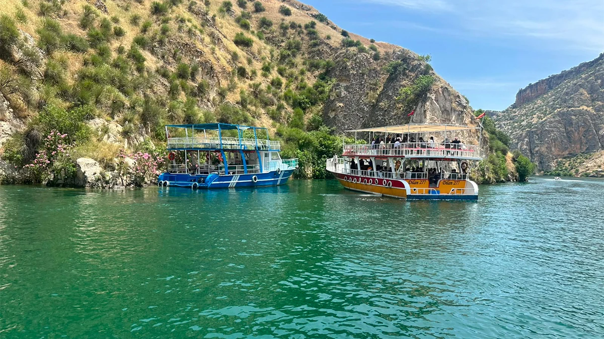 Şanlıurfa’da suda korku dolu anlar! Tur teknesi arızalandı: Ekipler seferber oldu