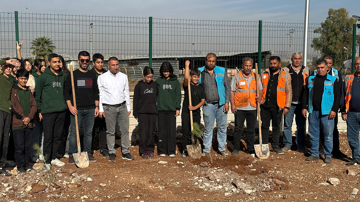 Şanlıurfa'da onlarca öğrenci fidan dikmek için sahada