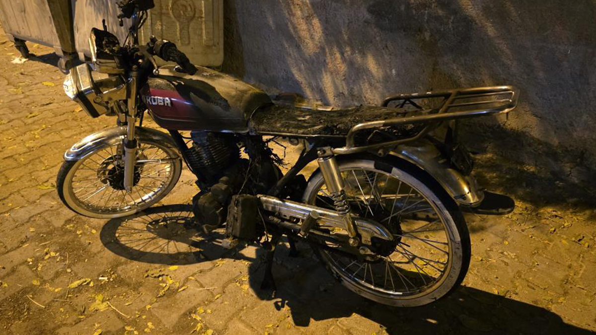 Şanlıurfa’da park halindeki motosiklet alev aldı!