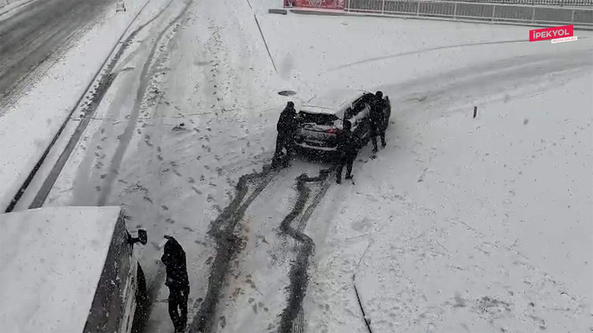 Şanlıurfa'da yoğun kar yağışı hayatı felç etti... Yolda kalan araçları vatandaşlar kurtardı