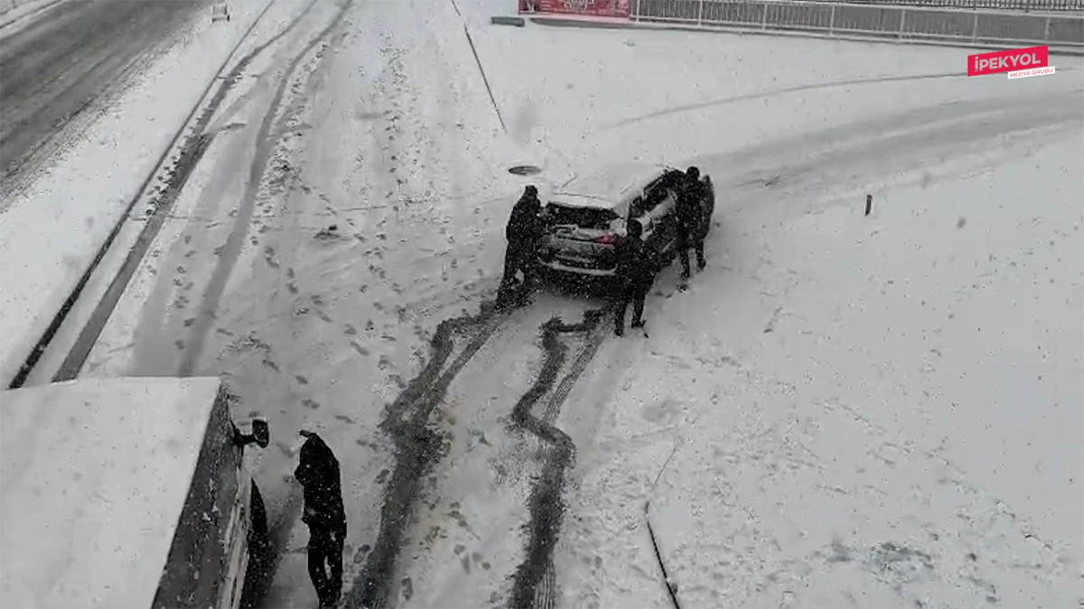 Şanlıurfa'da yoğun kar yağışı hayatı felç etti... Yolda kalan araçları vatandaşlar kurtardı