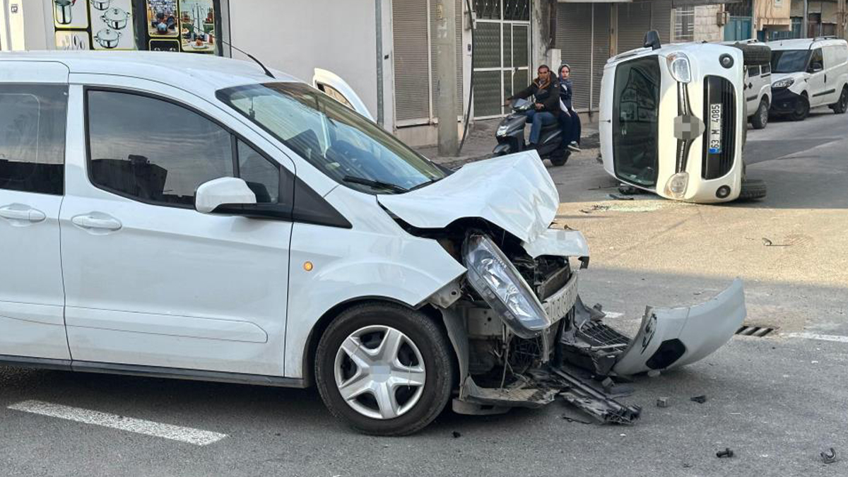 Şanlıurfa'da iki ticari araç çarpıştı: Biri ters döndü