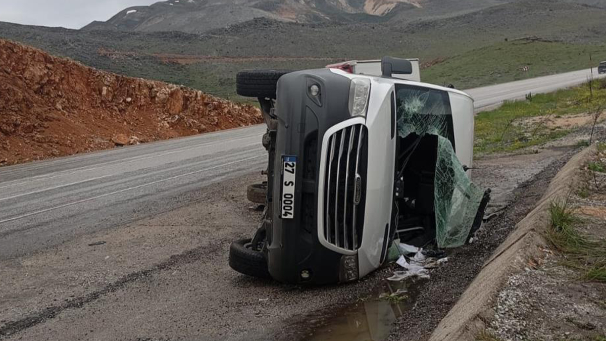 Taziyeye gidenleri taşıyan minibüs devrildi: 11 yaralı