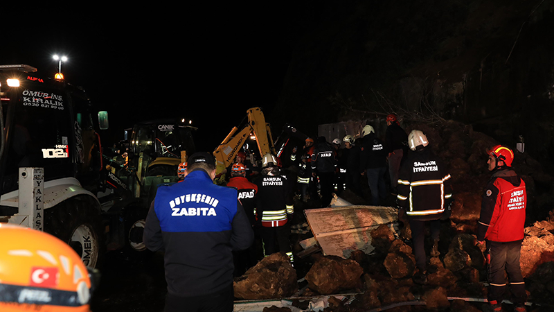 Akaryakıt istasyonundaki aracın üzerine kaya düştü: Aynı aileden 3 kişi hayatını kaybetti