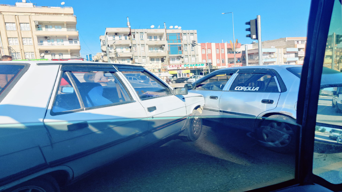 Şanlıurfa'da kavşakta otomobiller çarpıştı: Neyse ki...