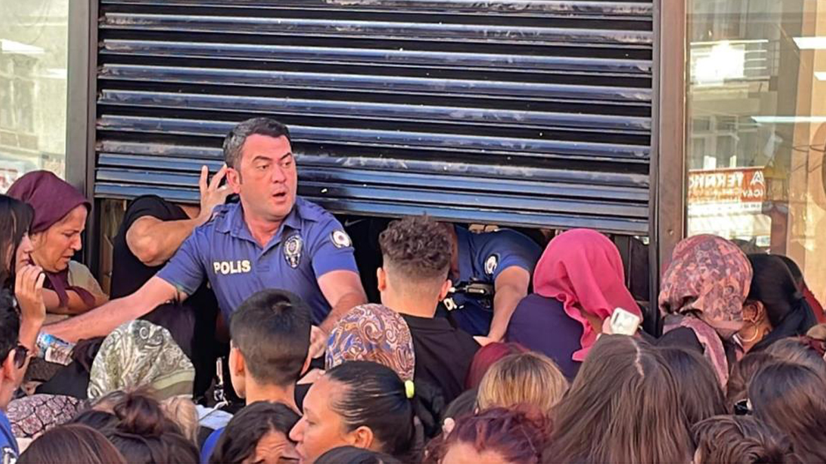 Kozmetik mağazası açılışında kadınlar polisleri çıldırttı