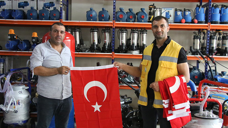 Haliliye’de esnaf ve vatandaşa Türk bayrağı dağıtıldı
