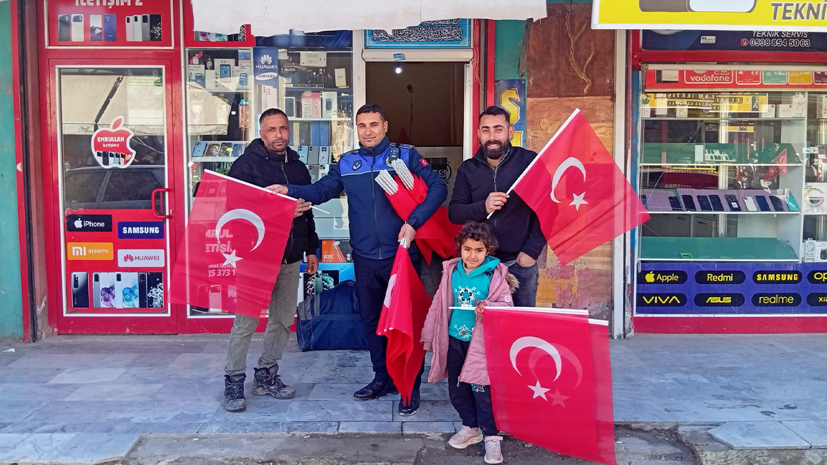 Şanlıurfa’da birlik ve dayanışma engel tanımadı! Bayrak dağıtımı coşkuyla karşılandı