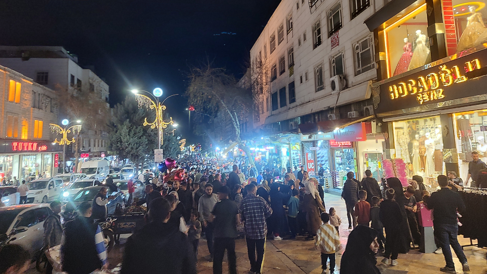 Şanlıurfa’da iki yıl sonra ilk defa bu kadar hareketli! İğne atsan yere düşmez