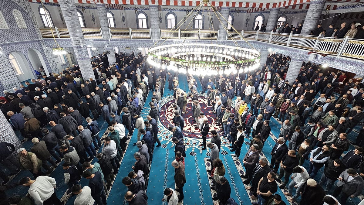 Şanlıurfa’da camiler doldu taştı! Binlerce kişi namazda buluştu