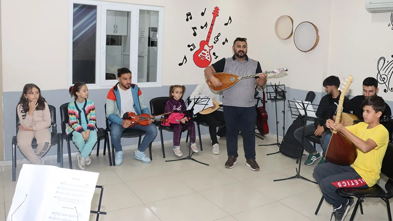 Urfalı gençler, hem ders çalışıp hem sanat öğreniyor
