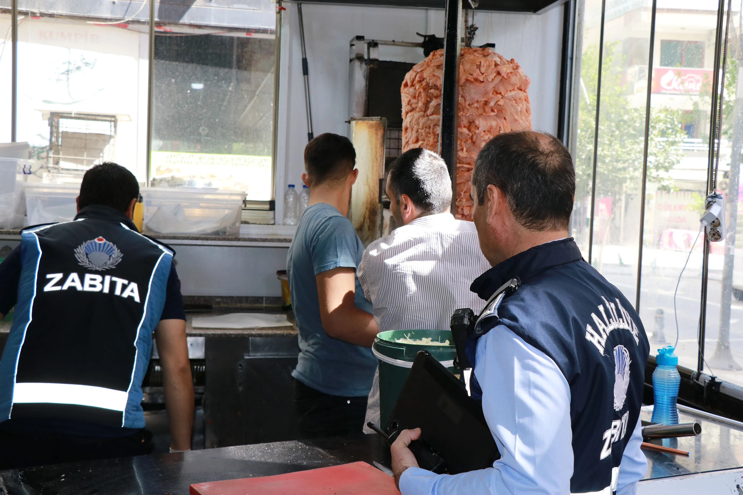 Zehirlenme vakaları harekete geçirdi: Bir skandal da Şanlıurfa’daki dönerci…