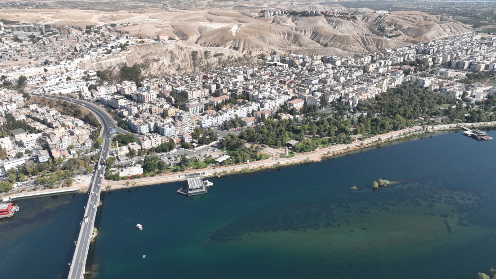 Birecik’te duba restoranların atıkları Fırat Nehri’ne mi dökülüyor?
