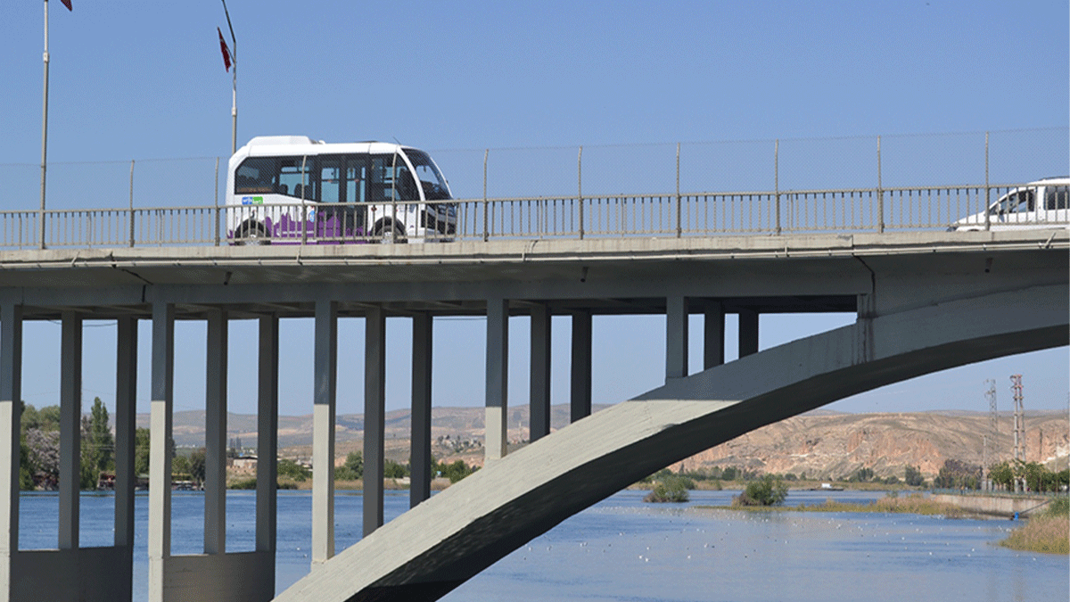 Birecik’te şehir içi dolmuşlara tepki: Yolcu binmeden hareket etti, yaşlı kadın yaralandı