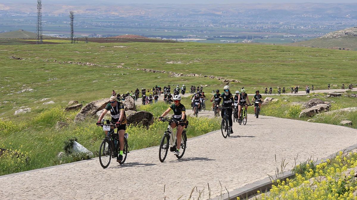 Şanlıurfa'da 250 bisiklet tutkunu Göbeklitepe'ye pedal çevirdi