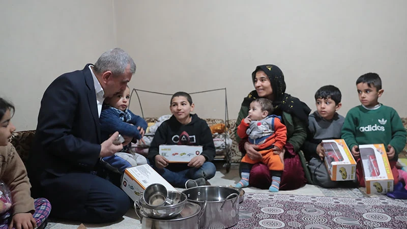 Başkan Beyazgül'den 4 çocuğuyla hayata tutunan anneye ev müjdesi