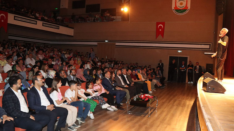 Sıradan Sıra Dışı Hikâyeler adlı tiyatro gösterimi izleyenlerden tam not aldı