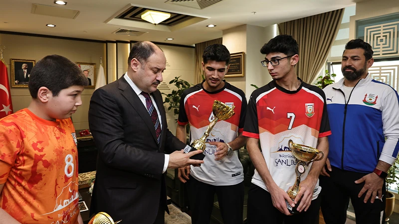 Filede 5 kupa kazanan şampiyonlar Başkan Gülpınar’ı ziyaret etti