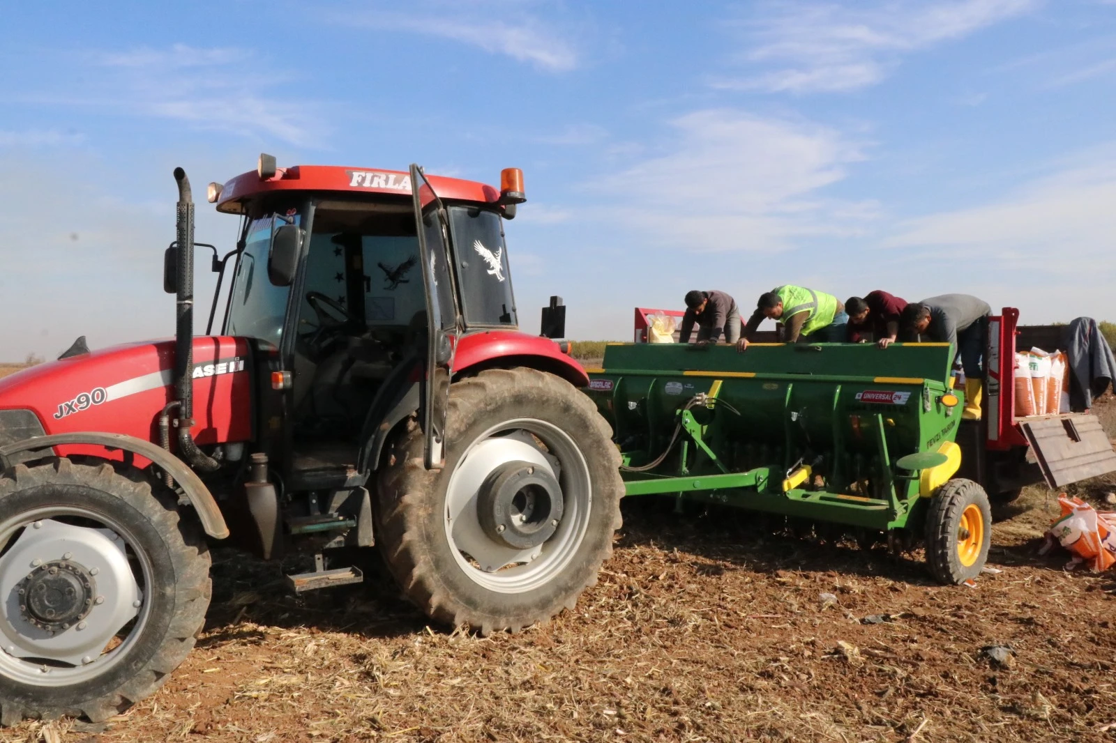 Yüksek rekolte bekleniyor: Urfa’da tohumlar toprakla buluştu!