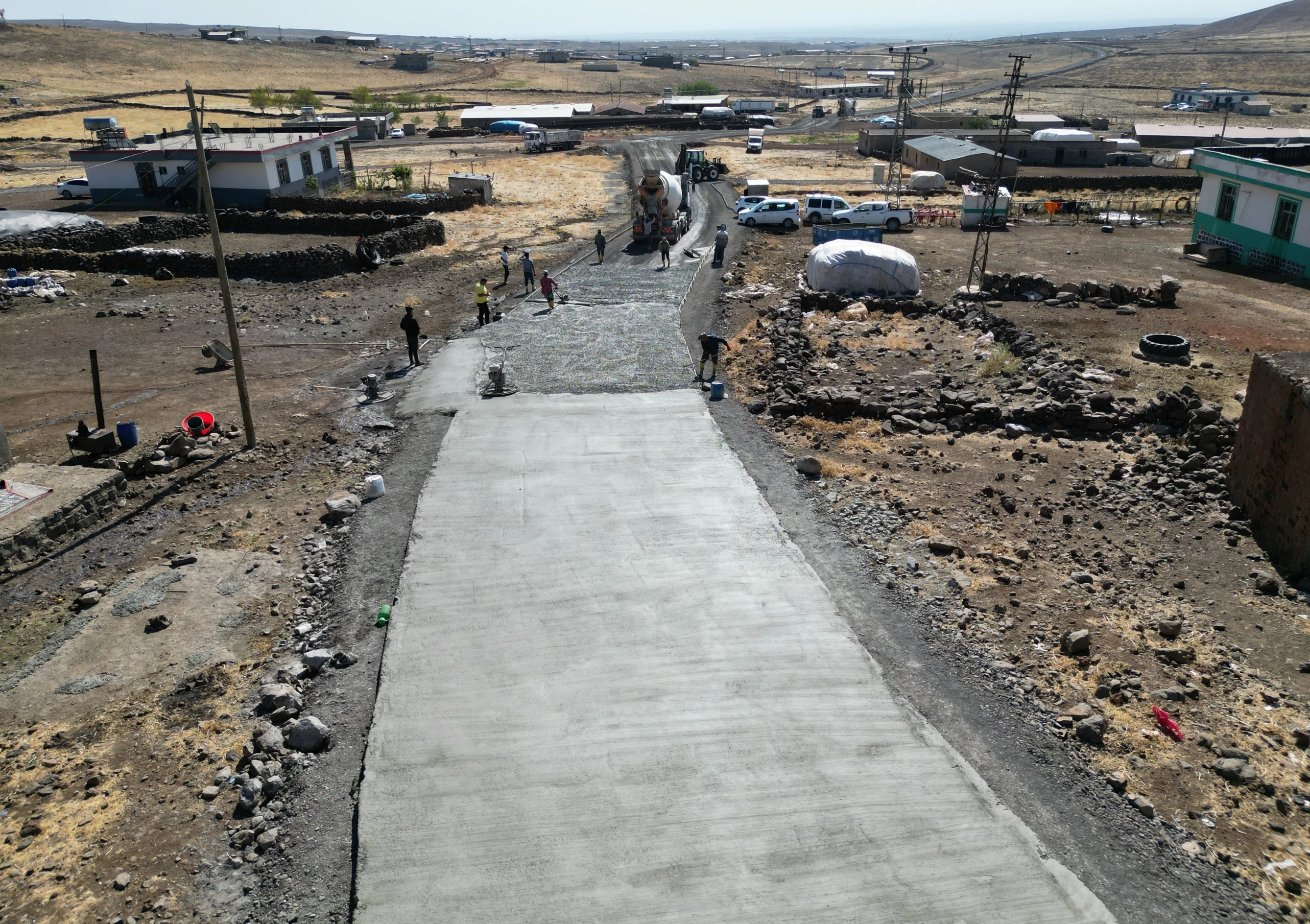 Siverek’te kırsal mahalleleri bağlayan yol çift yönlü genişletiliyor