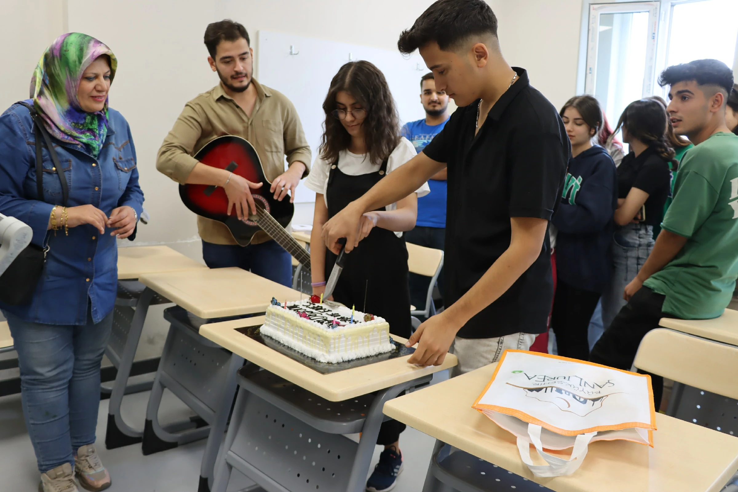 18 yaşına giren iki gence anlamlı sürpriz