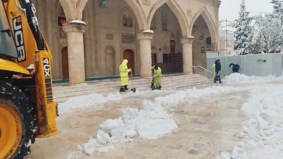 Eyyübiye’de camiler kar temizliğiyle cemaate açıldı
