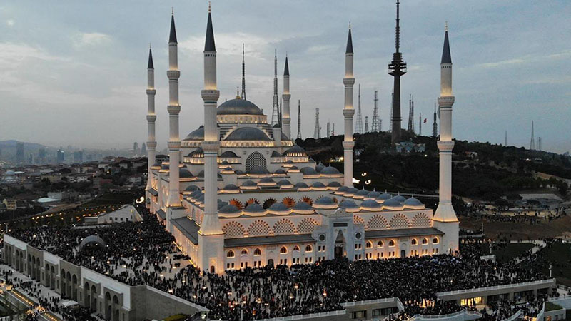 Şanlıurfa'daki camilerde 15 Temmuz şehitleri için sela okundu