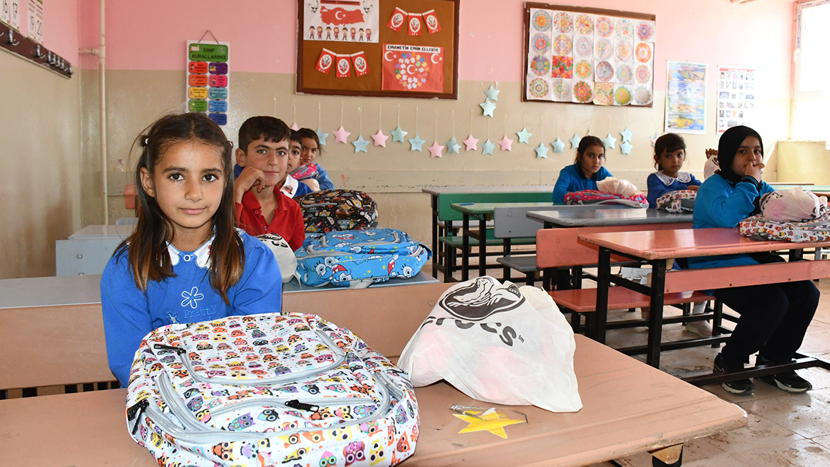 Siverek’te yüzlerce öğrenciye ücretsiz çanta desteği