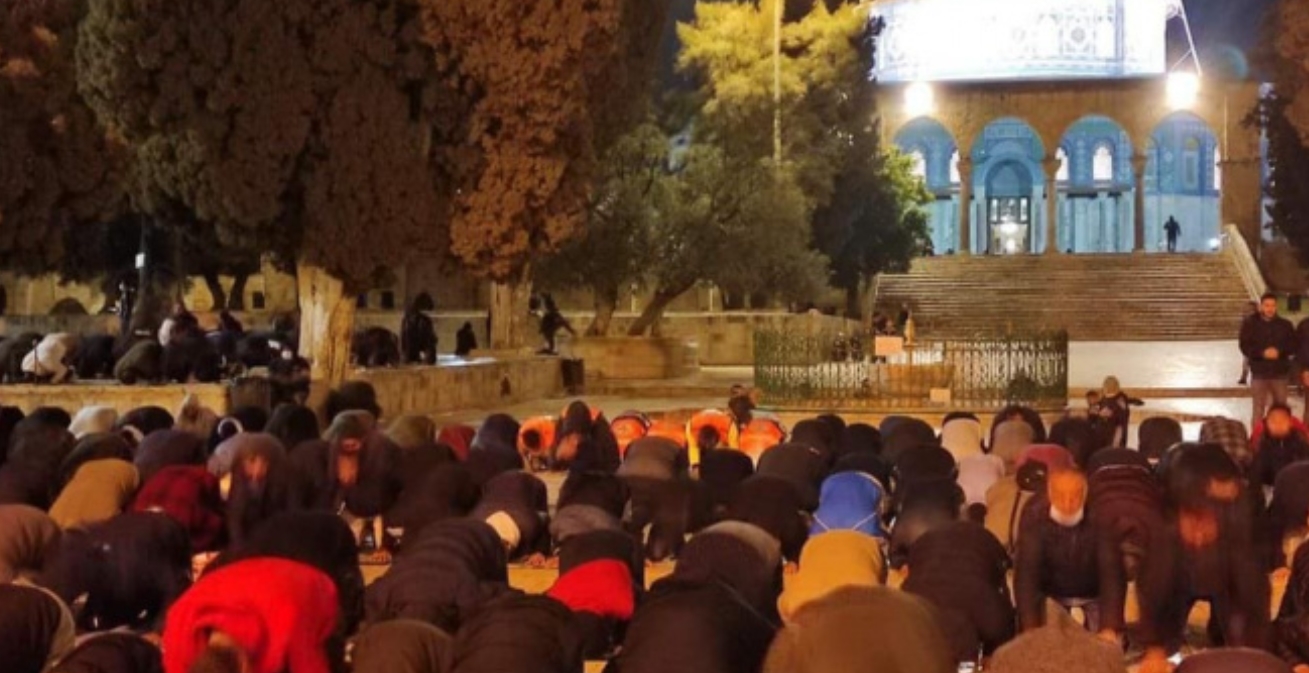 Yüzlerce Filistinli aynı safta buluştu! Mescid-i Aksa'da ilk teravih namazı
