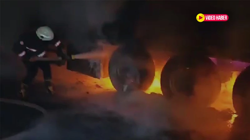 Şanlıurfa’da otoyolda korku dolu anlar: Dorsesi alev alan tır cayır cayır yandı!