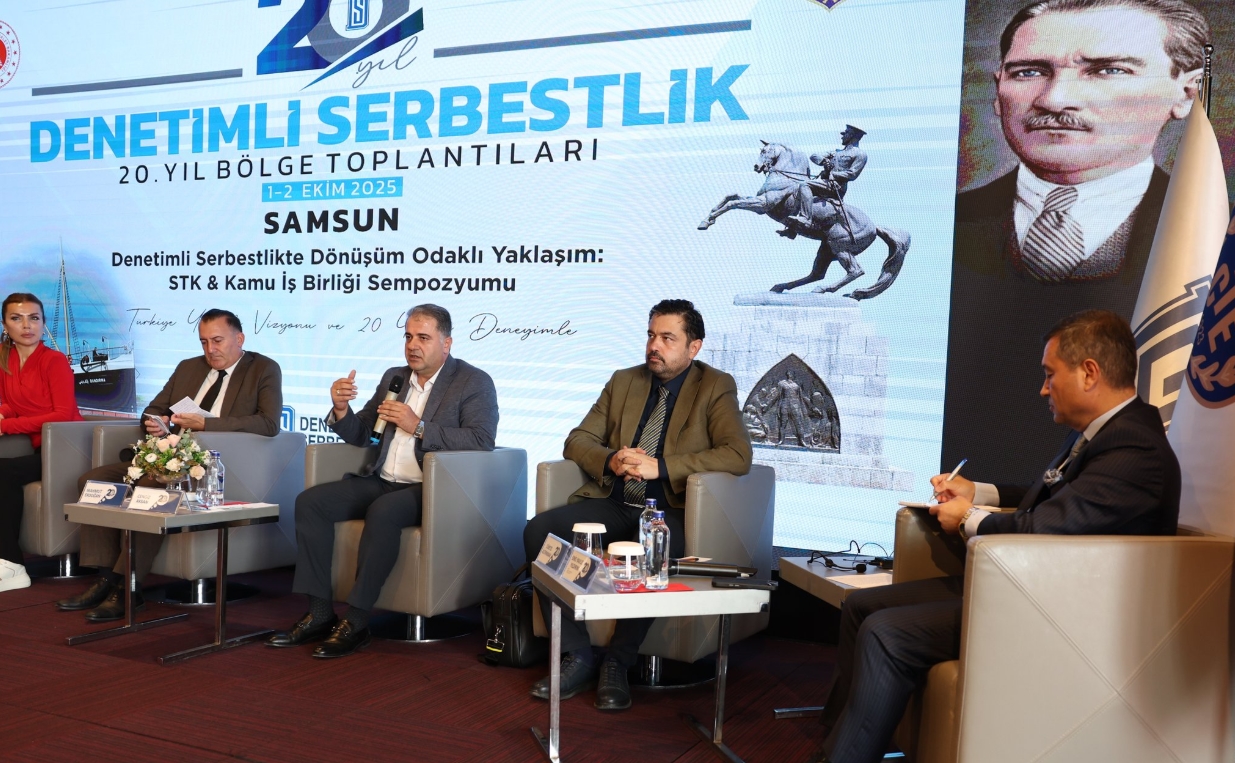 Sempozyumda konuşmacı koltuğunda Urfalı iki isim... Yerel medyaya dikkat çekti