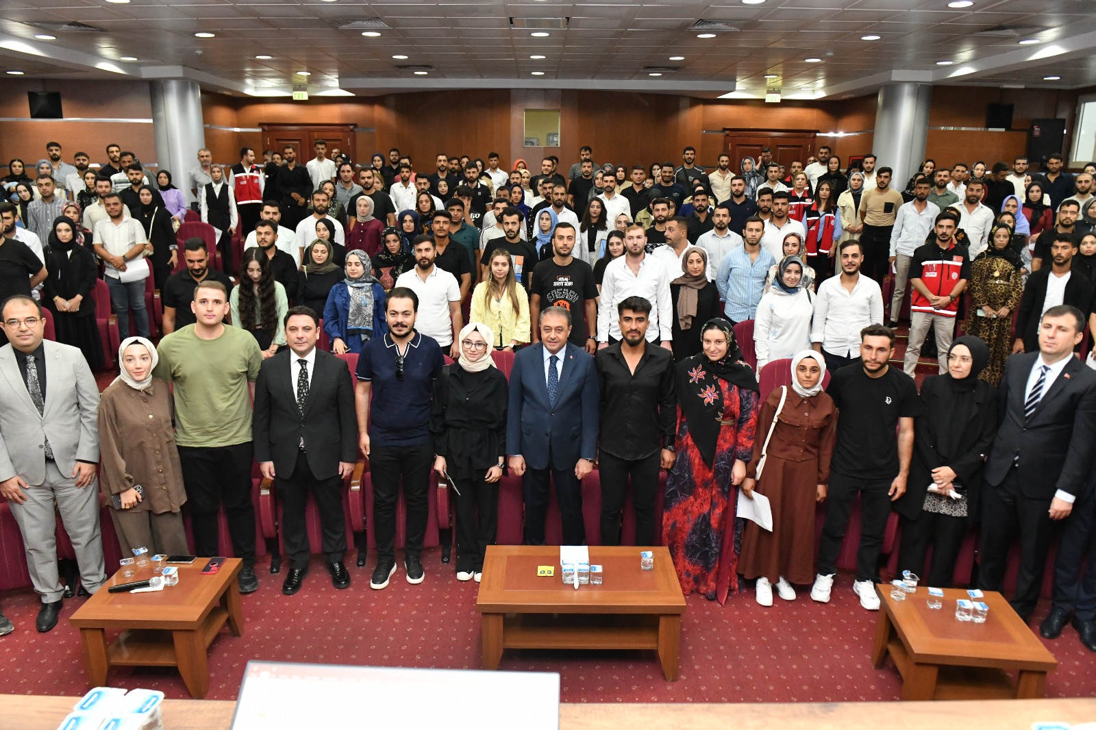 Şanlıurfa’da yeni evlenecek çiftler bir araya geldi! Vali Şıldak 2 çifte müjdeyi verdi