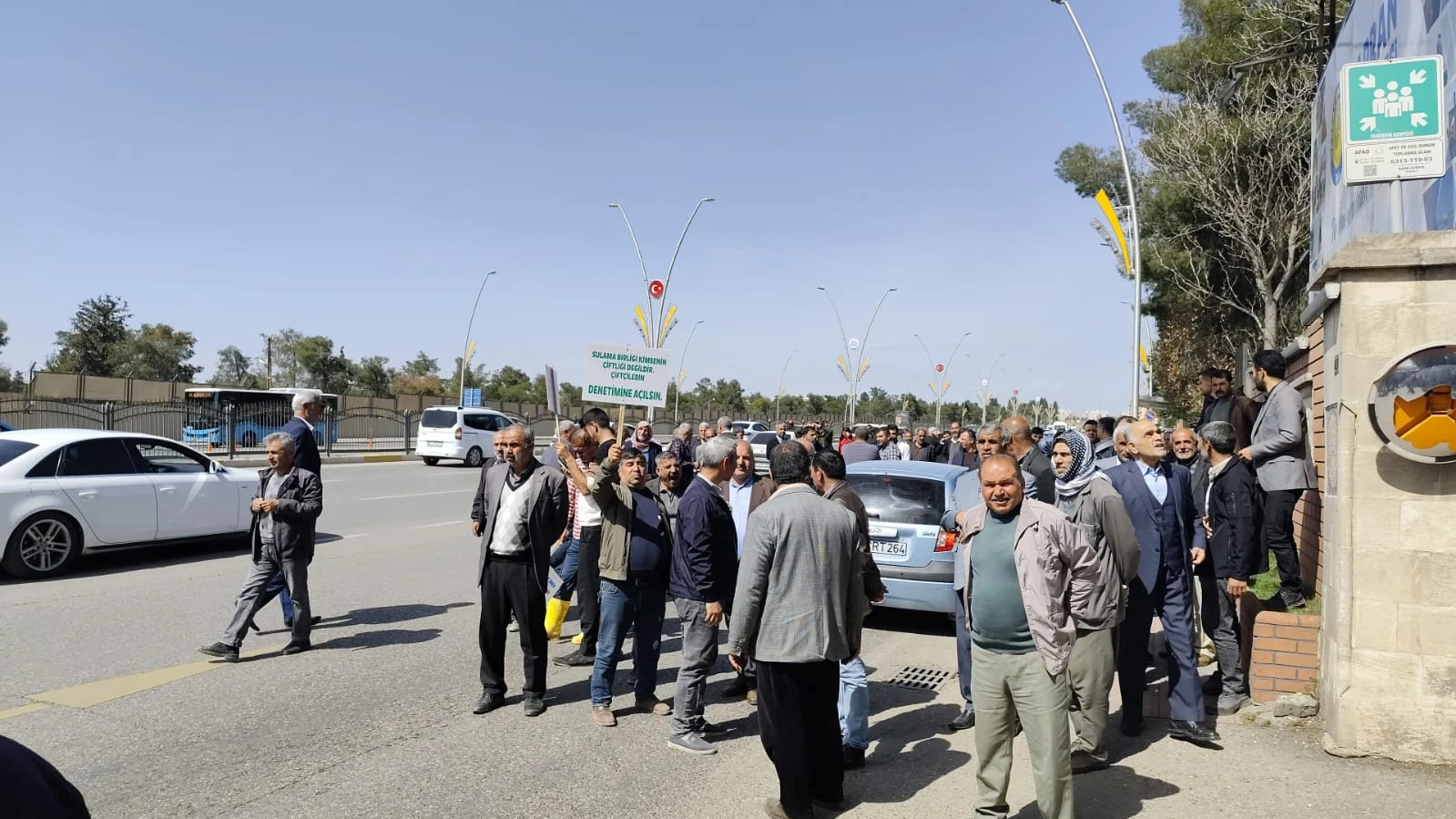 Şanlıurfa’da çiftçiler ayaklandı! Şehre inip, yolu kapattılar