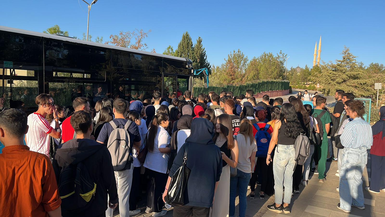 Şanlıurfa’da öğrencilerin kampüs yolculuğu çileye dönüşüyor