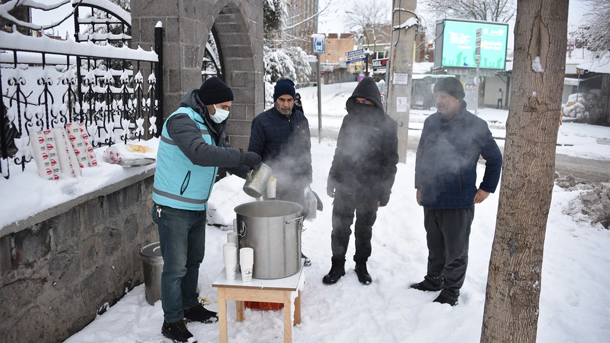Siverekte karla kaplı sokaklar çorba kazanıyla ısındı